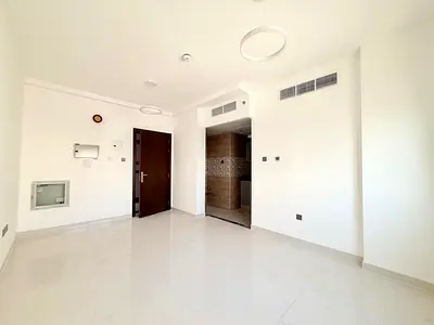 جديد تماماً | استوديو عائلي (22 ألفاً) | بالقرب من "ميغا مول" – موقع متميز 📍 مع تكييف مركزي