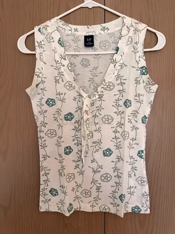GAP white sleeveless floral print top - size XS