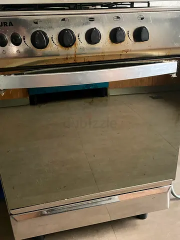 NIKURA oven with four burners