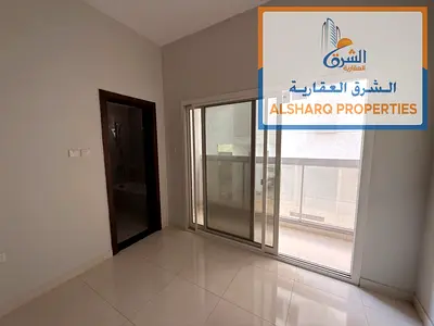 قريب من السوق الصيني ومركز القبائل علي الطريق الرئيسي مساحات كبيره بتقسيمات ممتازه 2 بلكونه 2 حمام مع غرفه ماستر نظام تبريد وتكييف مركزي صيانه