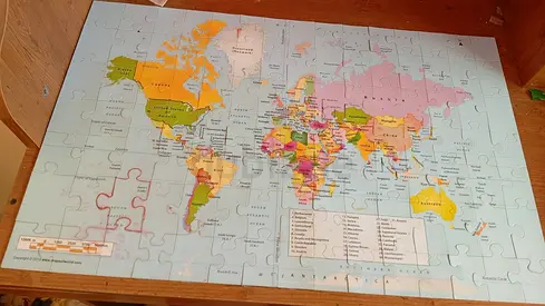 Completed world map jigsaw puzzle - 100 large pieces, good condition