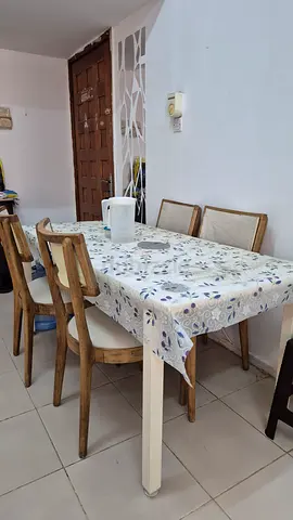 Dining table with 4 chairs - lightly used