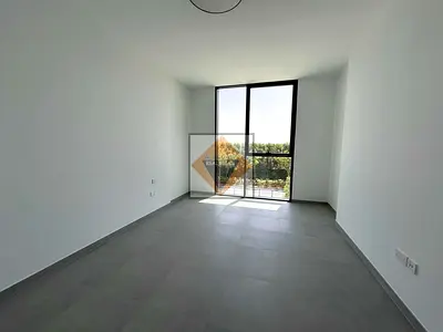 استوديو بمواصفات ذكية في الزاوية يتميز بإطلالات بانورامية عبر النوافذ