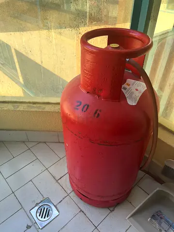 Gas cylinder almost full with new regulator and hose