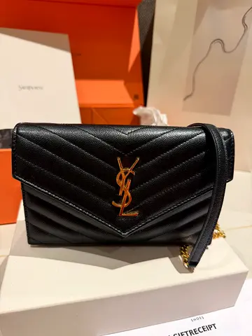 SAINT LAURENT CASSANDRE ENVELOPE CHAIN WALLET IN GRAIN DE POUDRE LEATHER BLACK