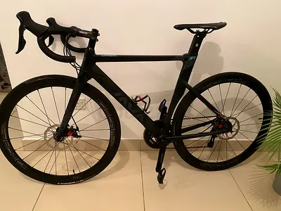 Road bike - aerodynamic frame, disc brakes. I am 178cm and size is good