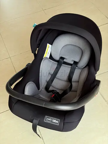Baby car seat / infant carrier (rear-facing) and rocker -gently used