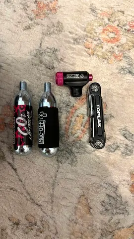 CO2 Bike Inflator Kit with Cartridges and Topeak Multi-Tool + Box