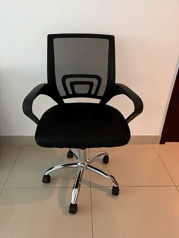 Black Ergonomic Mesh Office Chair with Armrests and Wheels