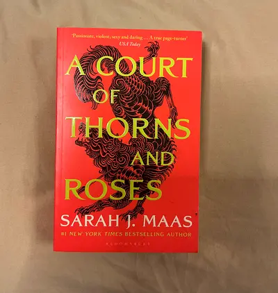 A Court of Thorns and Roses by Sarah J. Maas - Paperback