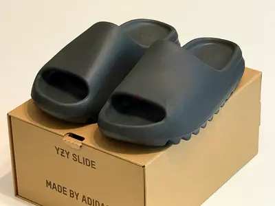 Yeezy Slide Dark Onyx US 9 NEW