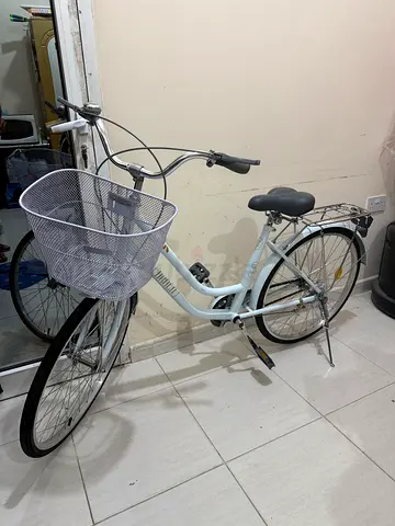 Comfortable city/commuter bicycle with front basket