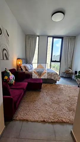 استوديو فاخر مفروش للإيجار الشهري | 4,500 درهم شامل جميع الفواتير | جاهز للسكن | موقع مميز | الجادة – الشارقة