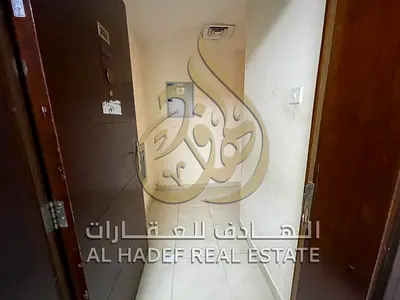 غرفة وصالة للإيجار في القليعة | 28 ألف | موزع وتكييف وغاز مركزي  للإيجار السنوي في الشارقة – منطقة القليعة.
