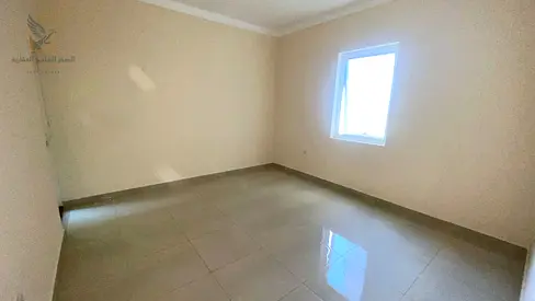 شقة غرفتين وصالة للإيجار السنوي بمساحة كبيرة جدا وثلاثة حمامات وغرفة مخزن شرفتين بتشطيبات حديثة وممتازة وجاهزة تماما للسكن الفوري