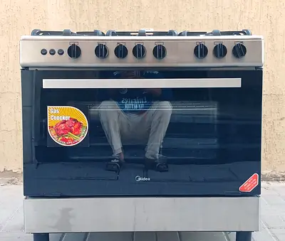 Midea gas cooker, 5 burners and oven all in working condition, size 90x60cm.