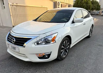 2015 Nissan Altima ( With WARRANTY)Beige interior. Leather electric seat. Valid Mulkia.