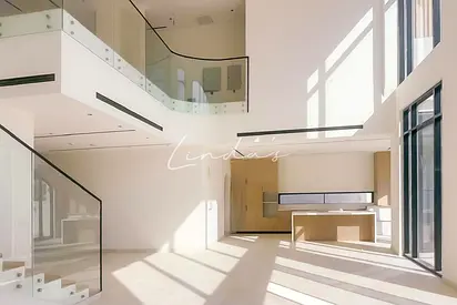 Contemporary I Spacious I High Ceiling