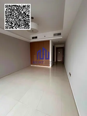 شقة فاخرة (غرفة نوم رئيسية + صالة) للإيجار السنوي في أبراج جولفا – تشمل شرفة، ومرافق مجانية (نادي رياضي ومسبح وموقف سيارات)، وموقع متميز.