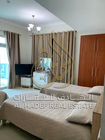 شقة مكونة من غرفتي نوم وغرفة معيشة تم تعديلها لتصبح ثلاث غرف نوم وغرفة معيشة | مفروشة وجاهزة للسكن | إطلالة على الخليج | صالة رياضية ومسبح |
