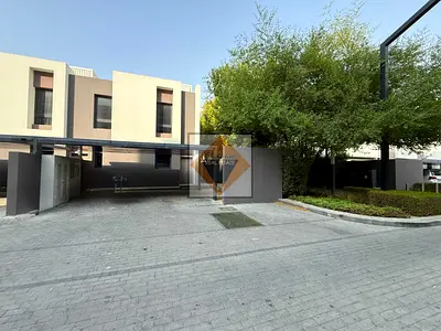 منزل واسع مناسب للحياة العصرية / مساحة كبيرة / محاط بمنطقة خضراء