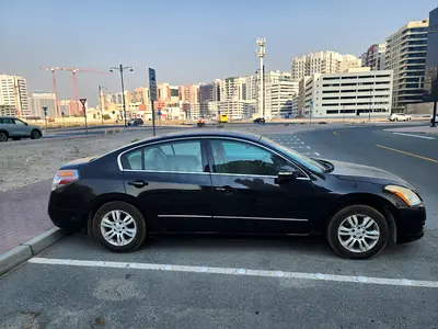 First owner Nissan Altima  2010 GCC Specs full option.  5500.