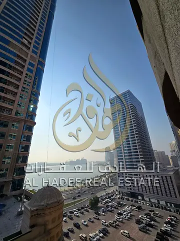 3 غرف وصالة مع غرفة خادمة للإيجار في القصباء | 85 ألف | جيم ومسبح وباركن مجاني  للإيجار السنوي في الشارقة – منطقة القصباء.