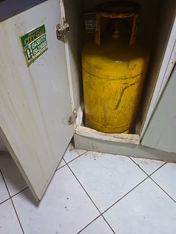 Used LPG Gas Cylinder (Yellow) in Cabinet - excellent Condition , filled in 29 September 2026 .