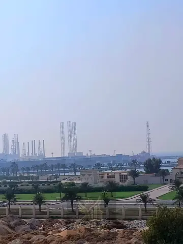 للإيجار السنوي في الشارقة القليعة أجمل غرفة وصالة ثاني ساكن غرفة نوم ماستر وصالة واسعة و2 حمام ومطبخ تكييف مركزي موقع مميز بإطلالة مباشرة على الكورنيش