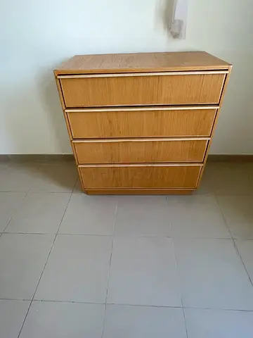 Solid wood 5-drawer chest / dresser in good condition