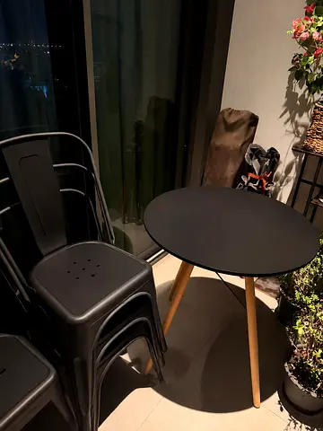 Table with 3 chairs for a balcony