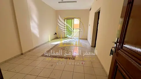 غرفة وصالة واسعة بالقاسمية مع بلكون وتكييف مركزي وخزائن حائط وبناية عائلية نظيفة وموقع حيوي