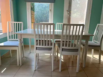 IKEA White wooden dining table with 6 matching chairs - good condition