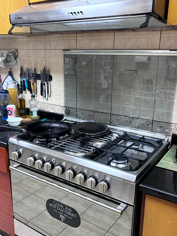 Gas and electric cooking range