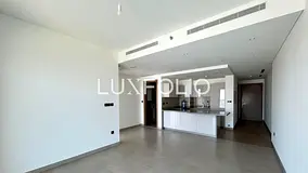 Large Layout | Skyline Views I Luxury Amenities