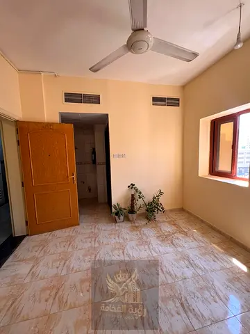 استوديو للإيجار في منطقة المجره بالشارقة، مطبخ منفصل وتكييف مركزي، موقع مميز بجوار الكورنيش مباشرة، مناسب للسكن وبموقع قريب من الخدمات والمرافق.