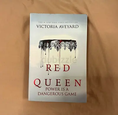 Red Queen by Victoria Aveyard - Paperback