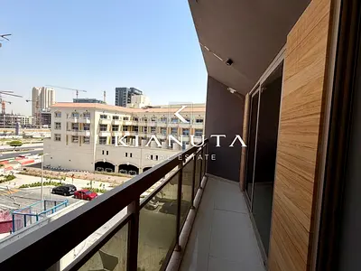 VACANT | CORNER | SPACIOUS | CLOSE TO ENTRY & EXIT