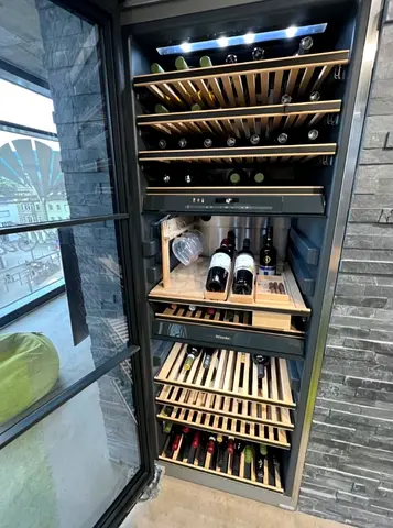 Miele Built-in dual-zone wine cooler - holds many bottles, excellent condition
