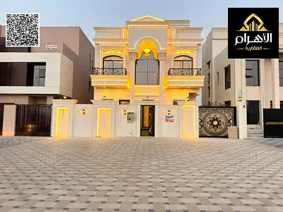 A luxurious villa featuring a classic design and a spacious rooftop terrace; freehold ownership. It includes 6 master bedrooms and ample parking. Offe
