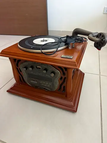 Vintage-style Wooden Turntable Record Player with AM/FM. Bluetooth