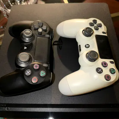 Sony Ps4 with DualShock 4 - 2 controllers + games - excellent Condition