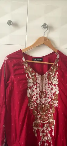 Maroon embroidered kurta set with black dupatta - Size Large