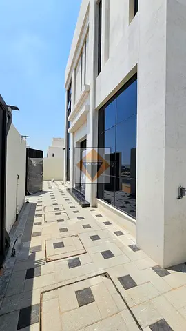 فيلا جديدة كلياً بخمس غرف نوم للبيع في الحوشي، الشارقة - مساحة ٣٢٠٠ قدم مربع | تملك حر للعرب وسكان دول مجلس التعاون الخليجي