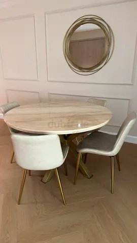 Selling this gorgeous natural marble table with 4 chairs.