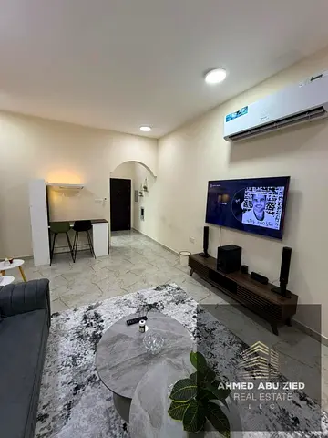 شقة غرفة وصالة مع روف للإيجار السنوي شامله الفواتير  في الجرف 2 عجمان مقابل مدارس وليام والوطنية | شامل جميع الفواتير والإنترنت | 36 ألف دفعة واحدة