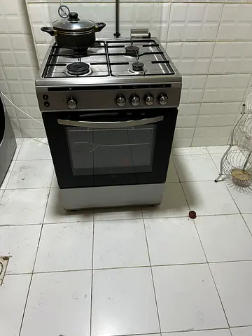 Stainless Steel 4-Burner Gas Cooker with Oven - Good Working Condition
