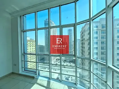 شقة فاخرة (غرفتي نوم وصالة) مع شرفة | 3 حمامات | شهر مجاني | إيجار ثابت لمدة 3 سنوات | مبنى عائلي متميز