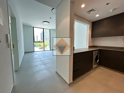 منزل ذكي أنيق مع مطبخ شبه مغلق وتصميم واسع
