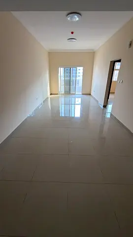 35,000 درهم – غرفة وصالة أول ساكن للإيجار السنوي في الجرف 3 | غرفة ماستر | بلكونة | تكييف مركزي